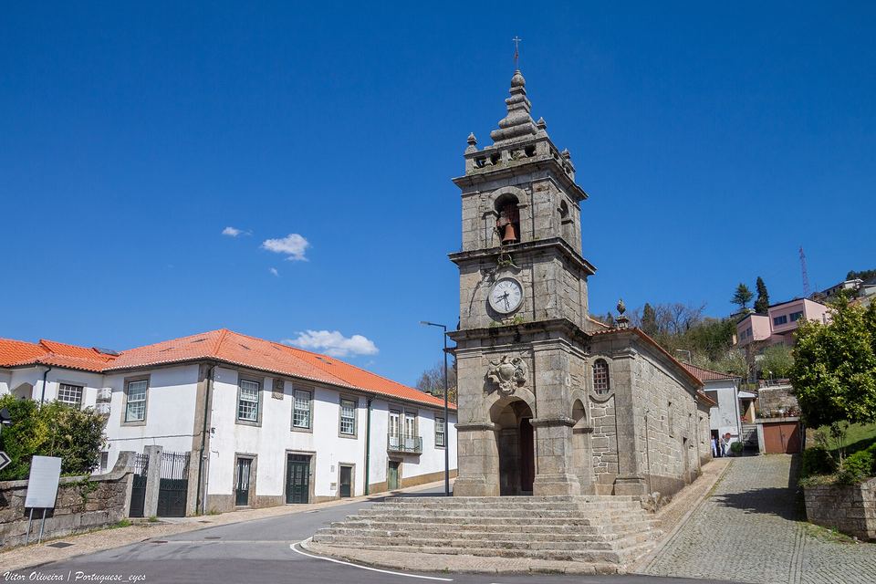 Planta longitudinal, composta de nave e capela-mor, mais baixa e estreita, tendo adossado à fachada lateral…
